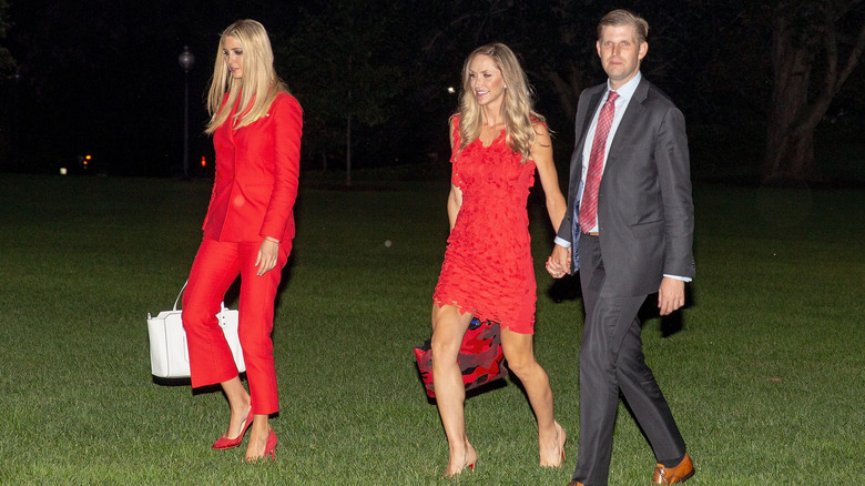 Ivanka, Lara, Eric Trump camminano sull'erba 