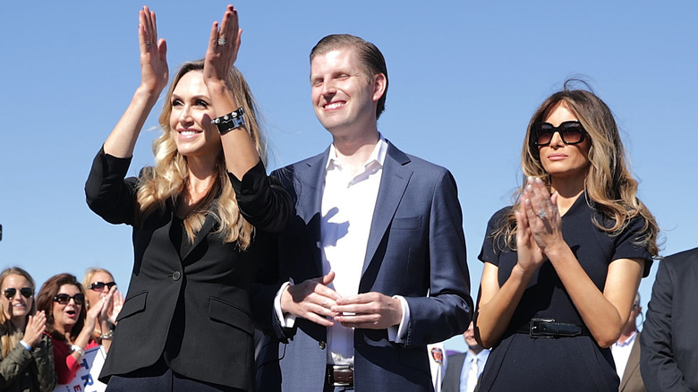 Lara e Melania Trump applaudono, Eric Trump sorride