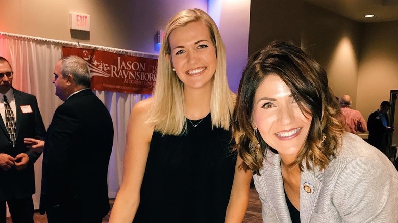 Kassidy e Kristi Noem sorridono