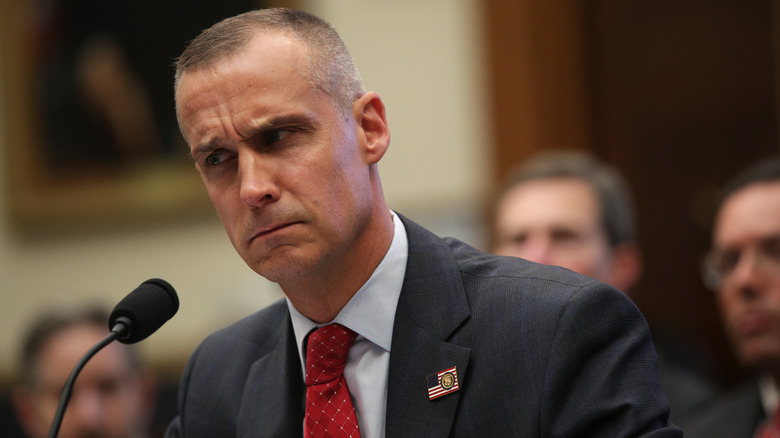 Corey Lewandowski dietro un microfono