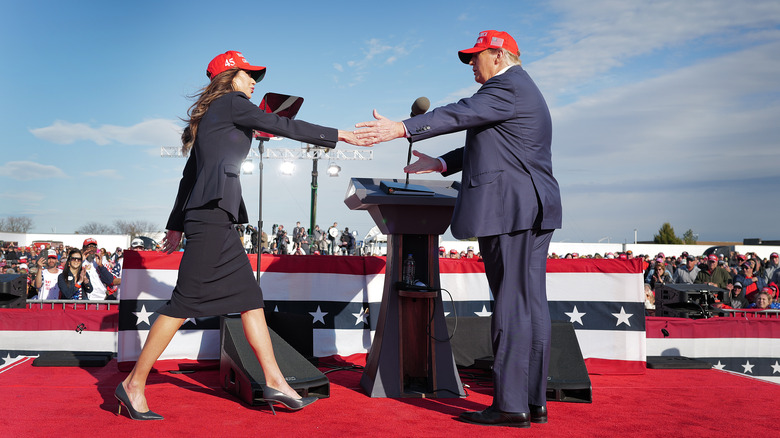 Kristi Noem e Donald Trump sul palco