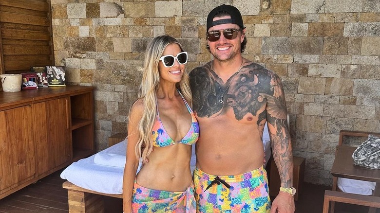 Christina Hall posa in bikini con il marito