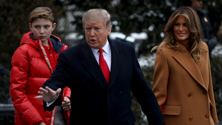 Barron, Donald e Melania Trump indossano cappotti