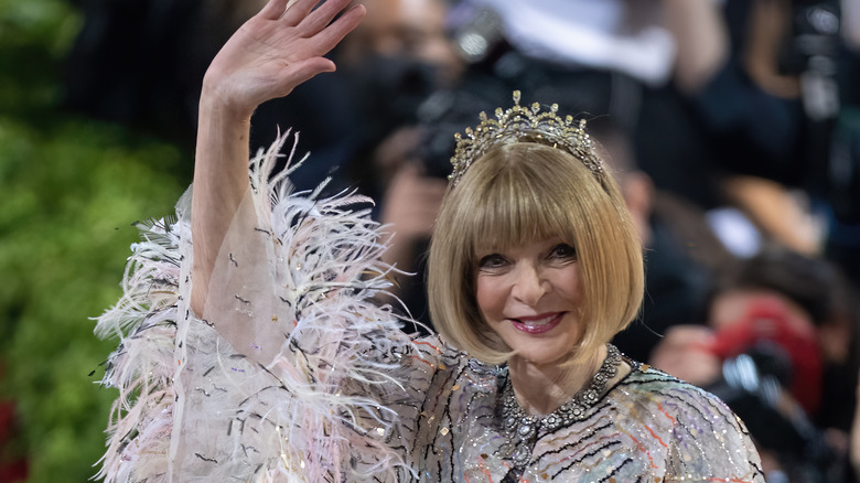 Anna Wintour saluta al Met Gala