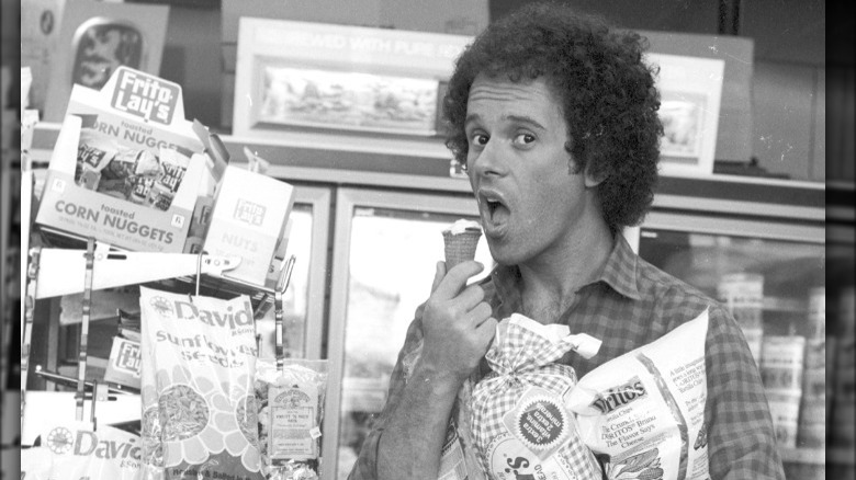 Richard Simmons mangia un cono gelato