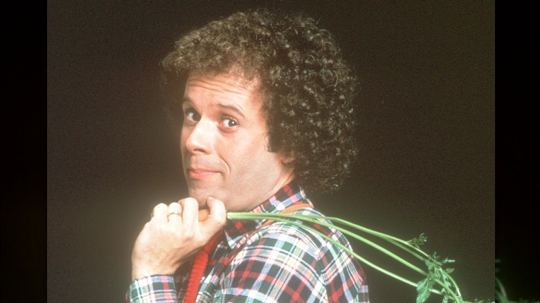 Richard Simmons tiene in mano una carota