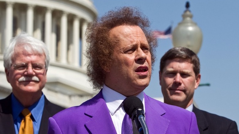 Richard Simmons parla al microfono