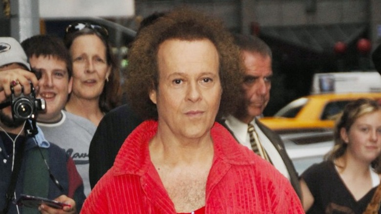 Richard Simmons con la bocca chiusa 