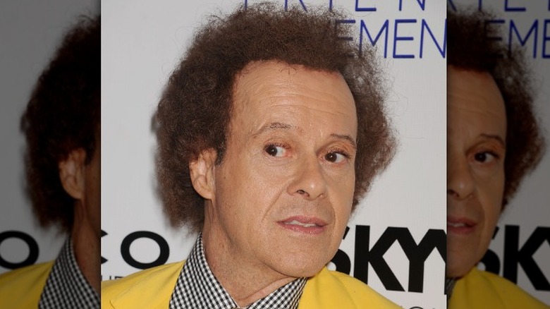 Richard Simmons guarda di lato