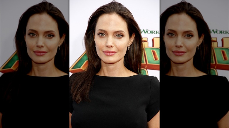 Angelina Jolie indossa un top nero