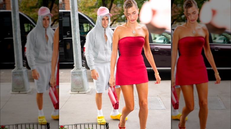 Justin Bieber tuta grigia Hailey Bieber vestito rosso