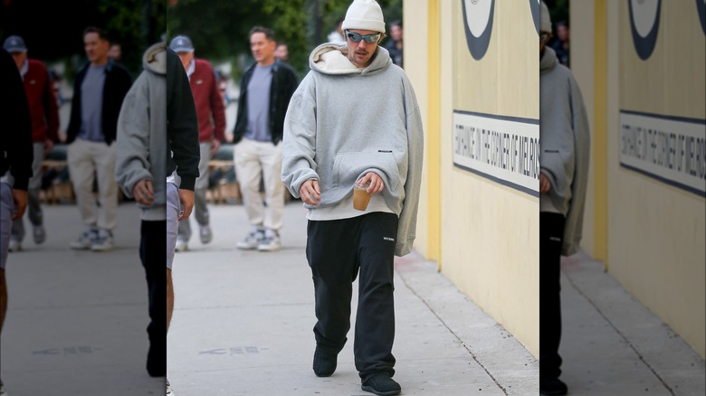 Justin Bieber felpa grigia con cappuccio cappello bianco