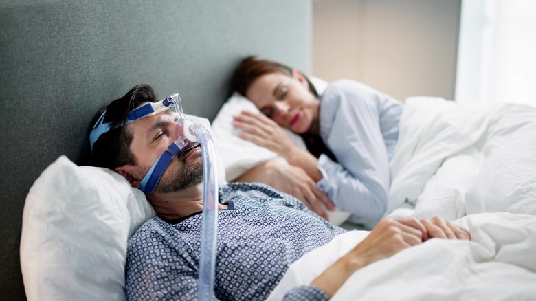 Uomo che usa CPAP per l'apnea notturna