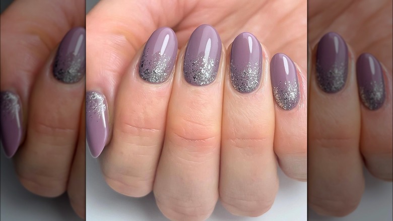 unghie glitterate viola e argento