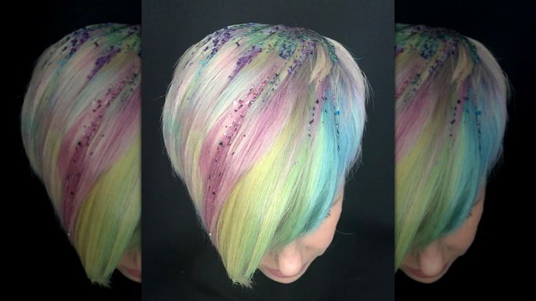 Capelli corti arcobaleno