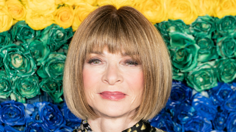 Anna Wintour con sfondo floreale