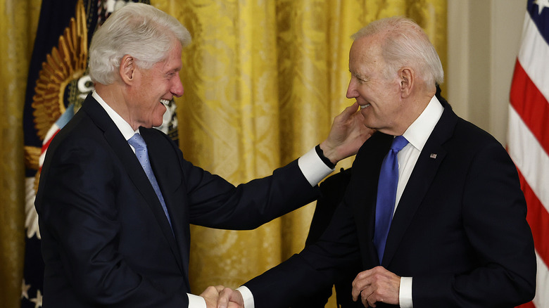 Bill Clinton abbraccia Joe Biden