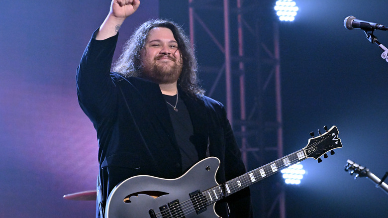 Wolfgang Van Halen tiene in mano una chitarra