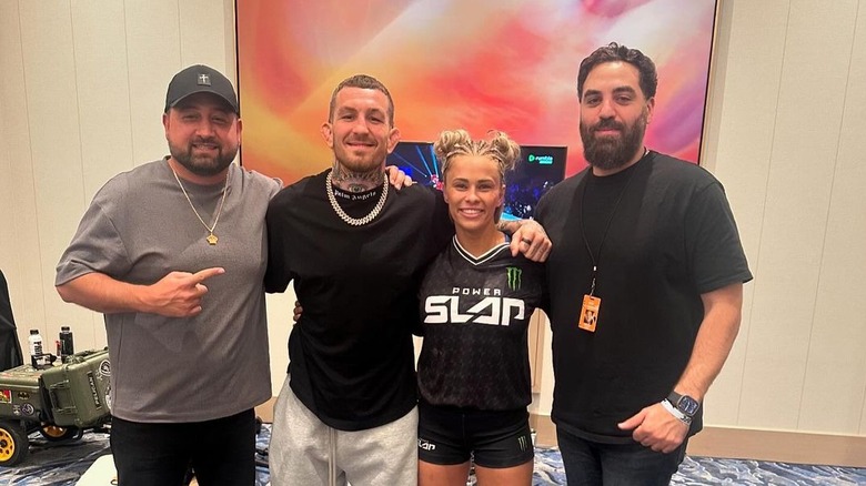 Paige VanZant e il team nel backstage del Power Slap