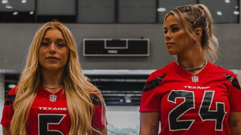 Elle Brooke e Paige VanZant posano per la promozione