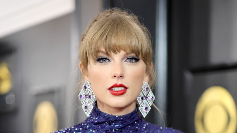 Taylor Swift rossetto rosso tuta blu