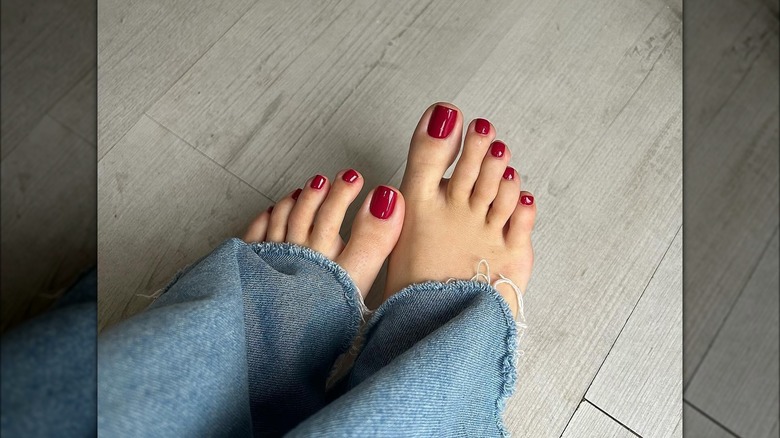 Pedicure rosso brillante 