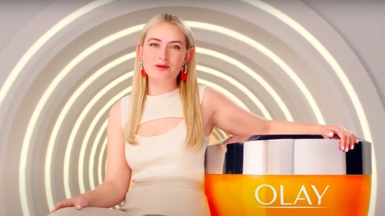 Amelia Dimoldenberg nello spot pubblicitario di Olay