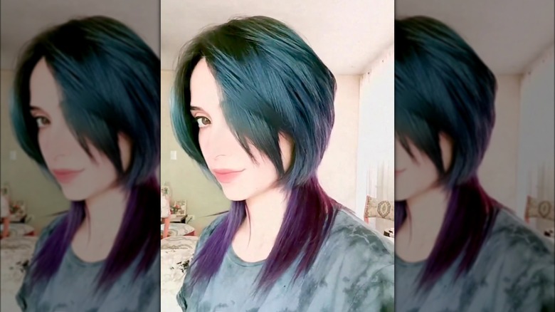 Donna con taglio di capelli a forma di medusa blu e viola