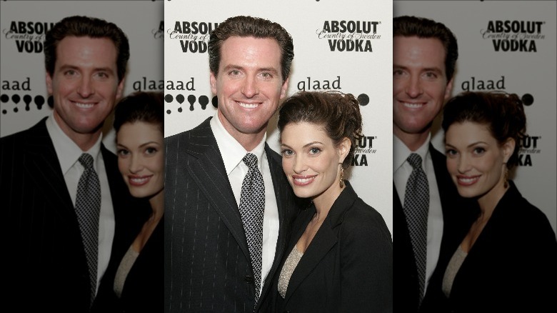 Gavin Newsom e Kimberly Guilfoyle sorridono all'evento