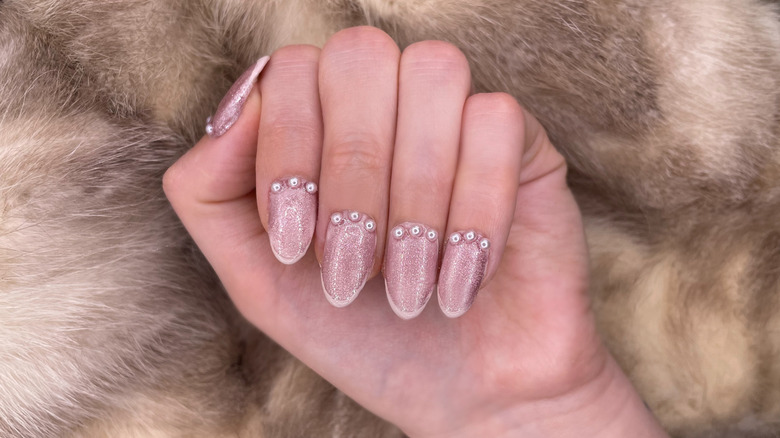 Unghie in velluto con french manicure e perle