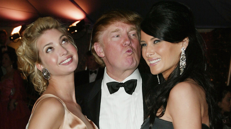 Ivanka, Donald e Melania Trump posano al Met Gala del 2004