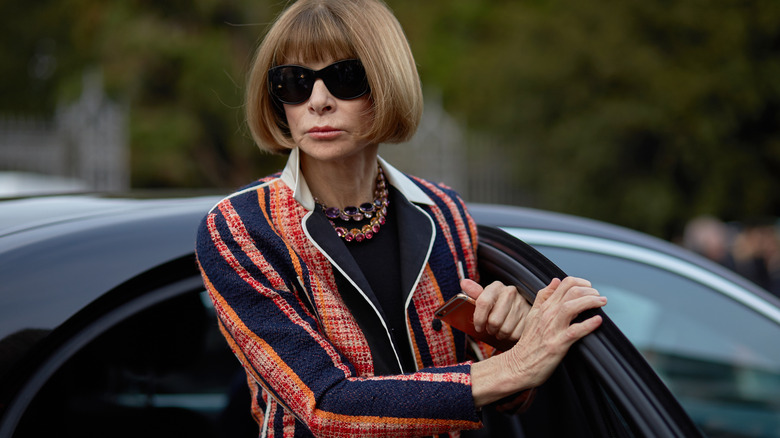 Anna Wintour indossa occhiali da sole