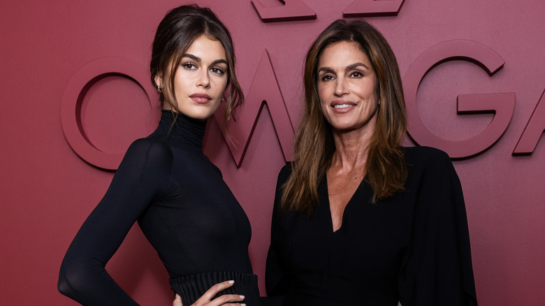 Kaia Gerber Cindy Crawford posa in nero