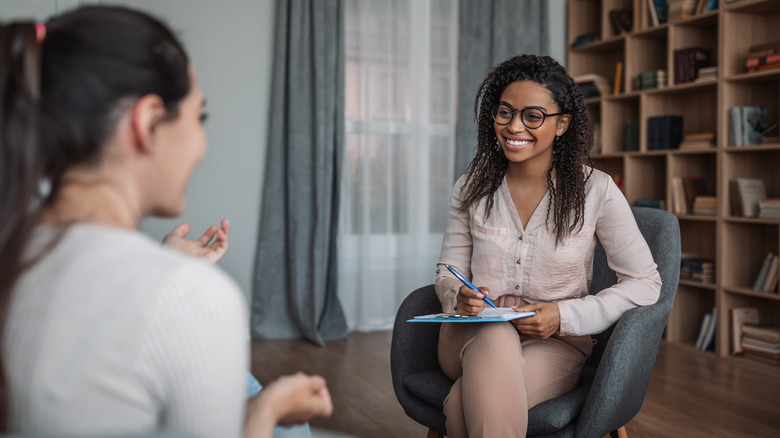 Donna che parla con il terapeuta consulente