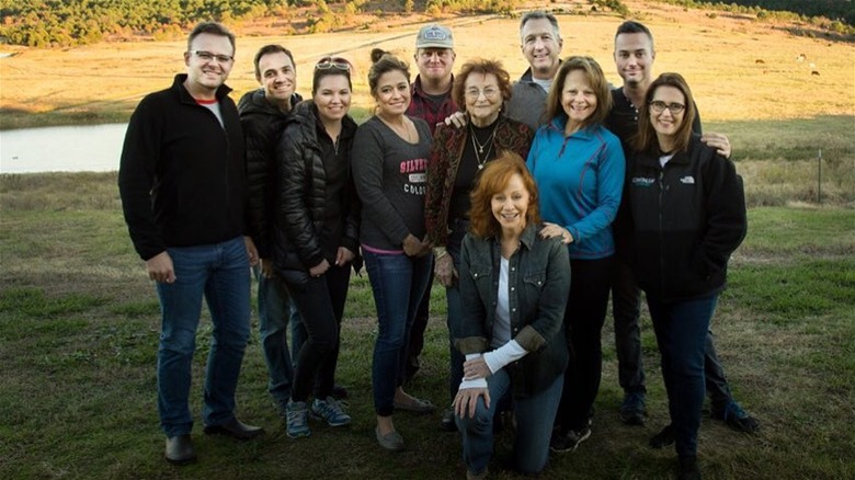 reba mcentire posa con la troupe cinematografica