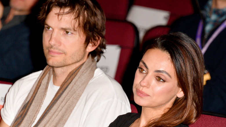 Ashton Kutcher e Mila Kunis guardano uno spettacolo