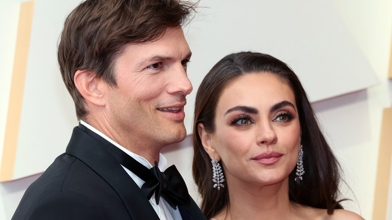 Ashton Kutcher e Mila Kunis in posa