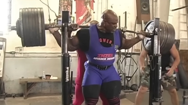 Ronnie Coleman esegue squat da 800 libbre