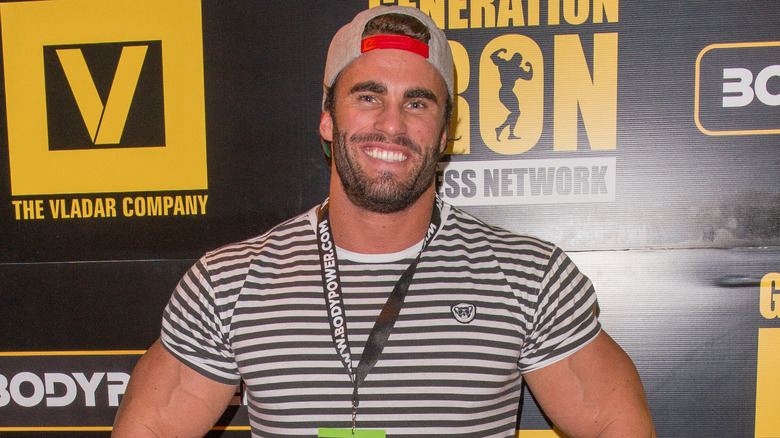 Calum von Moger sorride