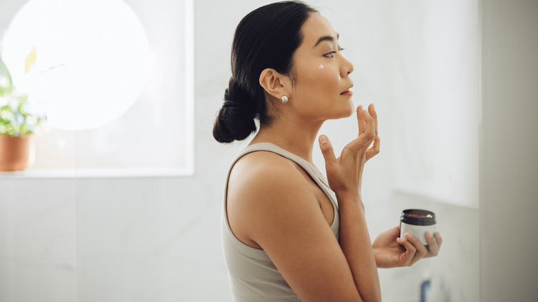 Donna che si idrata in bagno