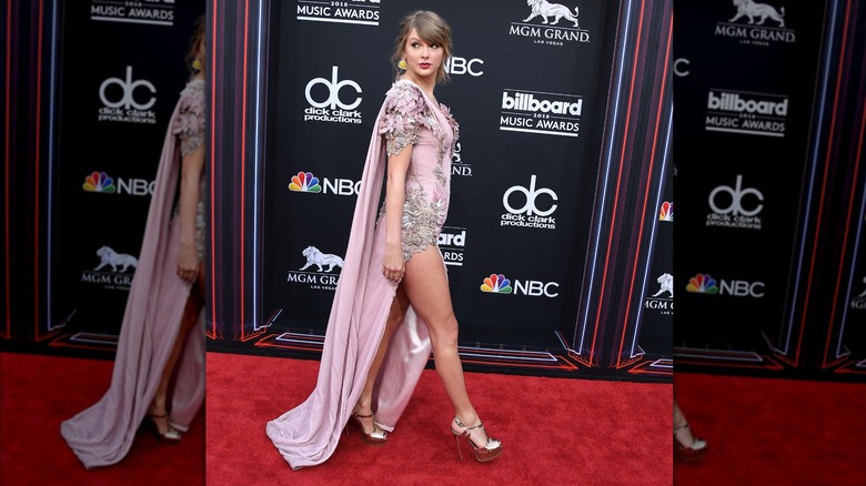 Taylor Swift in abito color lavanda