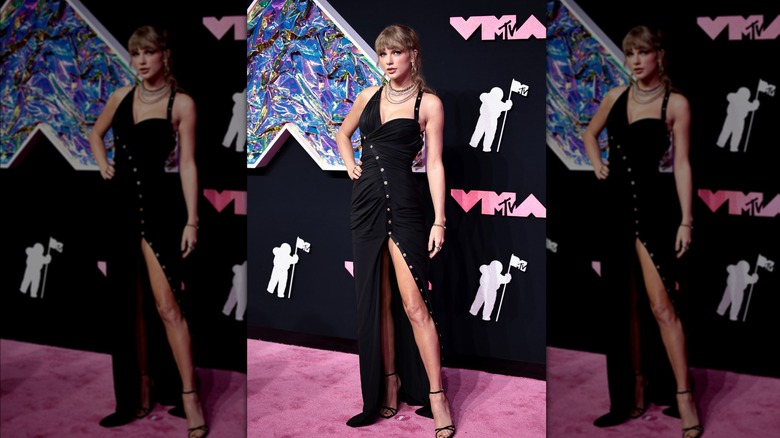 Taylor Swift in Versace nero