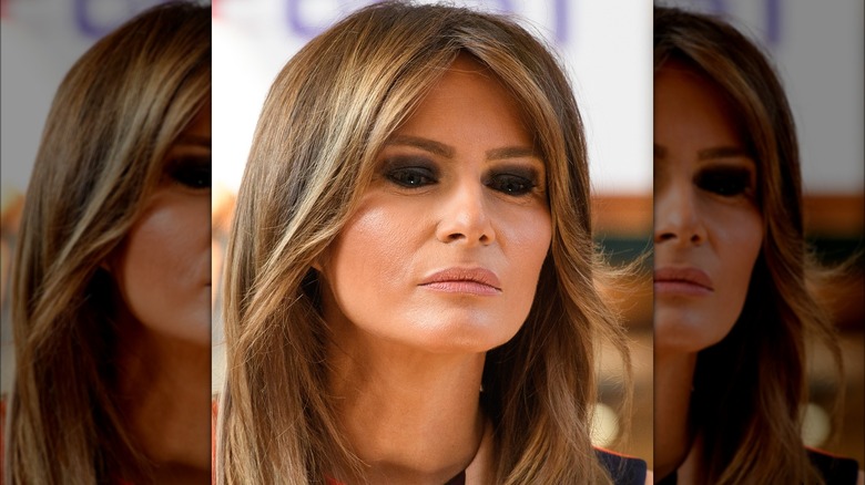 Melania Trump indossa un trucco scuro sugli occhi