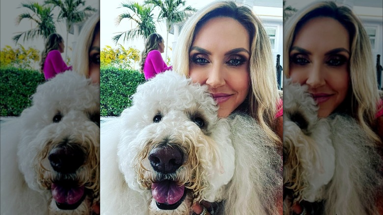 Lara Trump appoggia il mento sul cane