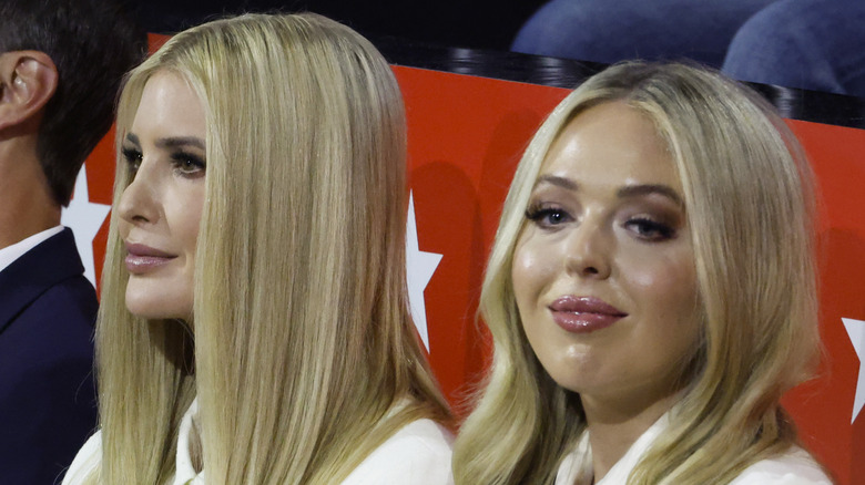 Ivanka, Tiffany Trump sorride