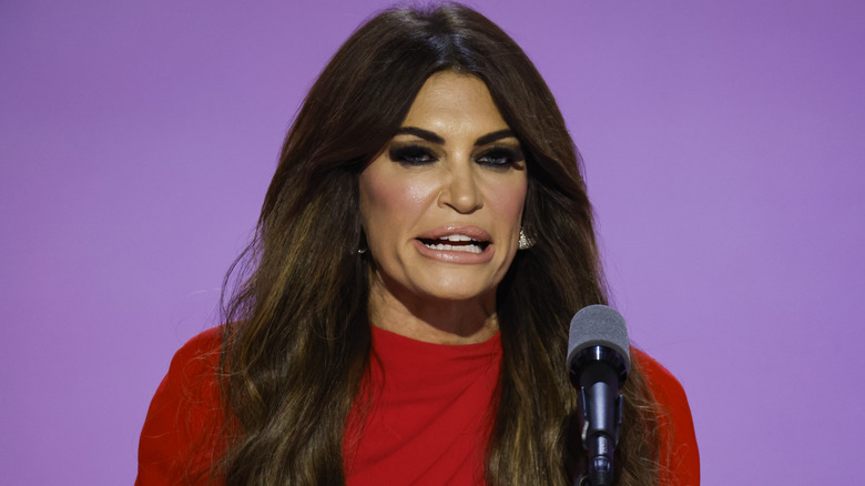 Kimberly Guilfoyle con microfono