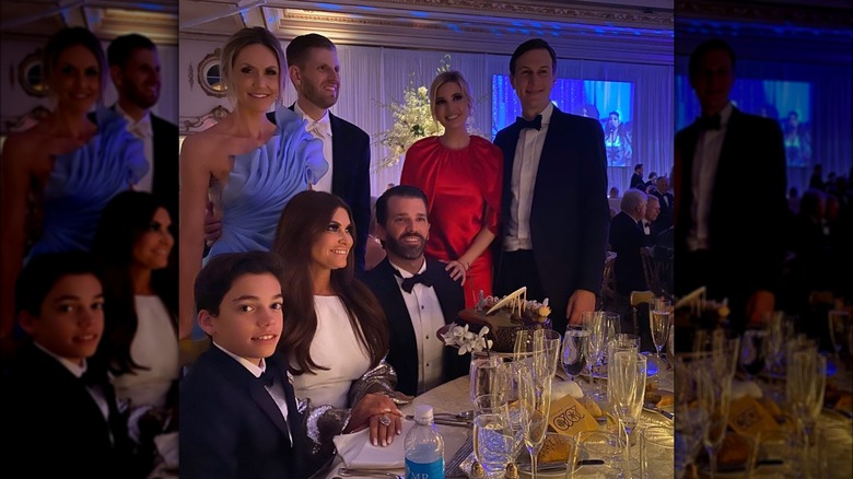 Kimberly Guilfoyle e Ronan Villency con la famiglia Trump