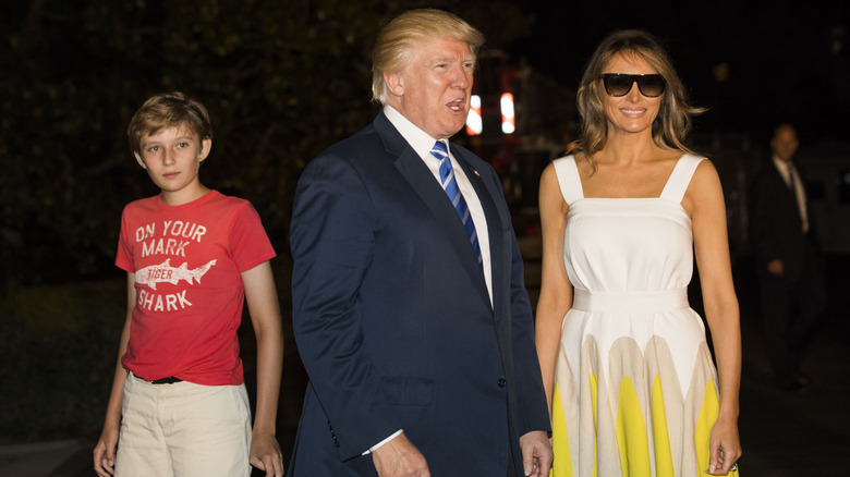 Barron Trump dietro i suoi genitori