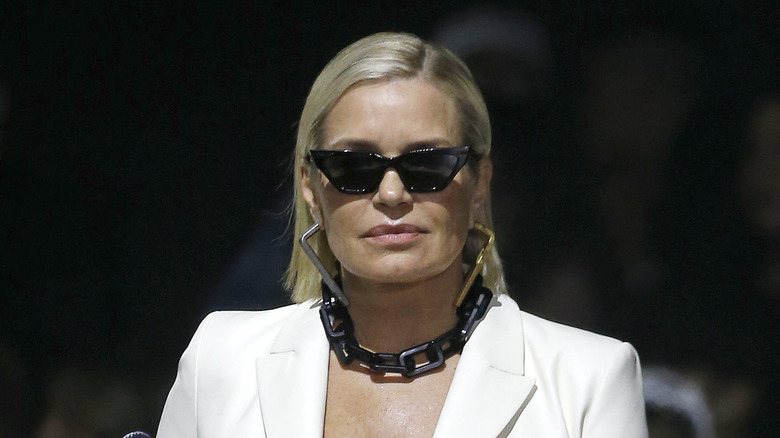 Yolanda Hadid indossa occhiali da sole