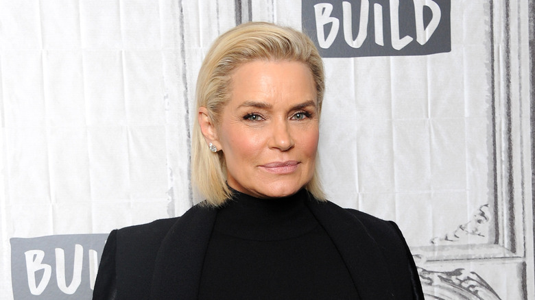 Yolanda Hadid sorride